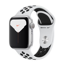 Apple Watch Nike Series 5, 40 мм, корпус из алюминия серебристого цвета, спортивный ремешок Nike цвета «чистая платина/чёрный»