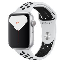 Apple Watch Nike Series 5, 44 мм, корпус из алюминия серебристого цвета, спортивный ремешок Nike цвета «чистая платина/чёрный»